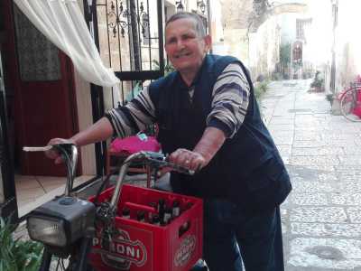 Nan�ne ci accoglie con il sorriso mentre � intento a stipare una cassa di Peroni vuote